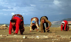 Gia đình kỳ lạ chỉ có thể đi lại bằng 4 chân như động vật