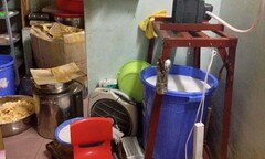  "Tá hỏa " phát hiện cơ sở sản xuất mỹ phẩm giả trong xô, chậu