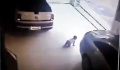 Clip: Kinh hoàng ôtô lùi chèn qua em bé đang bò 
