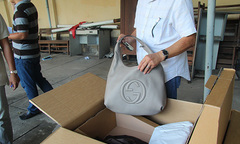 Tiếp tay buôn lậu hàng hiệu, 2 cán bộ hải quan bị truy tố