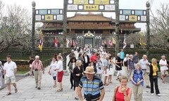 Sợ máy bay rơi, nhiều người né chuyến bay có số 7, hủy tour