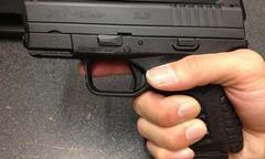 Nam thanh niên cướp súng, chĩa thẳng vào công an