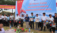 Bộ trưởng Y tế trao tủ thuốc cho ngư dân Hà Tĩnh