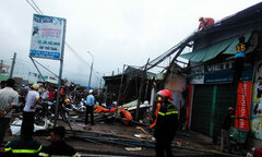 Lốc xoáy kinh hoàng, hàng trăm căn nhà bị sập, tốc mái