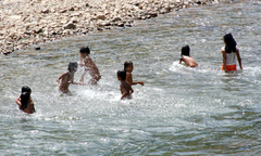 Clip: Những đứa trẻ đùa giỡn với... hà bá