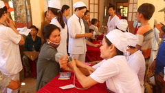 Khám bệnh, cấp thuốc miễn phí cho ngư dân Hoàng Sa