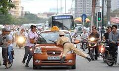 Vi phạm giao thông còn giật biên bản, tông xe CSGT