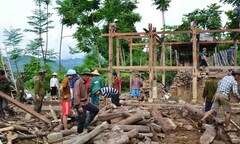 Người dân Sơn La vật vờ, không nhà sau mưa lũ