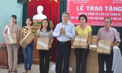 Trao thiết bị thông tin liên lạc cho ngư dân Đà Nẵng