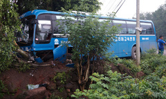 Xe khách mất lái, đâm sập tường rào, 45 hành khách hoảng loạn