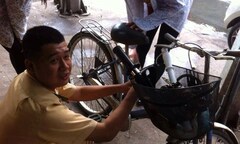 Hình ảnh đẹp CSGT giúp nữ sinh sửa xe đạp gây sốt