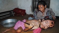 Cảm động chuyện người mẹ “khất thực” nuôi con 