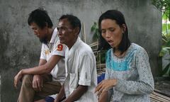 Cha già bươn chải nuôi 2 con tâm thần