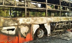 Xe khách bốc cháy, 40 người thoát chết
