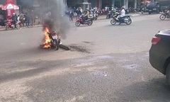 Cố vượt đèn đỏ, xe máy bốc cháy dữ dội