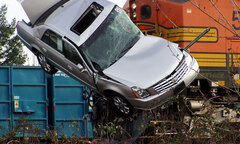 Tàu hỏa húc taxi rơi xuống ao cách 10m