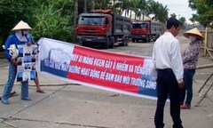 Dân phong tỏa nhà máy vì ô nhiễm