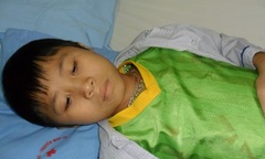 Bé 12 tuổi bị ung thư máu đi viện một mình suốt 3 năm trời