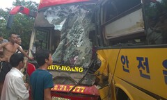 Đường trơn, hai xe khách đối đầu trên QL 8A