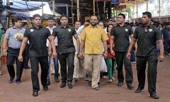 Vệ sĩ vất vả bảo vệ đại gia mặc áo bằng vàng diễu phố