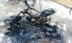 Hai “cẩu tặc” bị dân vây đánh, đốt xe giữa ban ngày