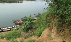 Hút cát gây sạt lở bờ sông Thạch Hãn