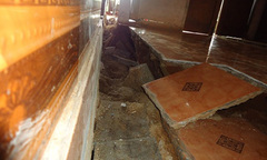 Nhà sụt lún bất thường, dân sống trong sợ hãi