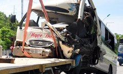 Xe khách đấu đầu, 23 hành khách nhập viện