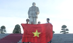 Thầy giáo đi bộ xuyên Việt gây quỹ ủng hộ con em ngư dân bám biển