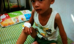 Đắng lòng nhìn cháu bé mồ côi chờ chết vì  "căn bệnh thế kỷ "