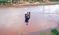 Dân “làm xiếc” với cầu cáp treo vượt suối