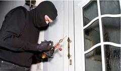 Khi trộm vào nhà mới biết  "quan " có tiền khủng?