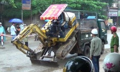 Độc đáo nhìn chiếc máy ủi lê xuống xe ô tô như... ro bot