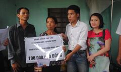  Trao 100 triệu đồng cho gia đình nạn nhân chất độc da cam