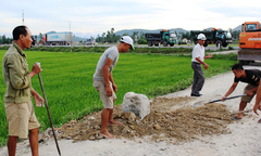 Dân chôn trụ bê tông chặn đường chống xe quá tải