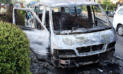 Ô tô bất ngờ bốc cháy, 12 hành khách thoát chết