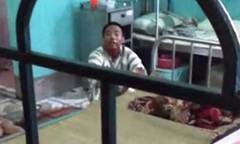 Công an thuyết phục kẻ giết bạn tù tại bệnh viện tra tay vào còng