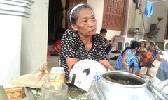 Mẹ phạm nhân cứa cổ bạn tù không ngờ con mình giết người