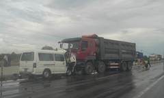 Xe cứu thương đối đầu xe tải, 5 người thương vong 