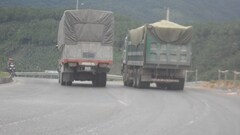 Trạm cân “lên núi”, xe siêu tải cày nát Quốc lộ 1A