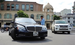 Cặp đôi xe sang Ninh Bình trên đường phố Hà Nội