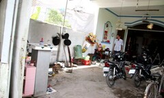 Kẻ lạ mặt tấn công cả nhà bằng mã tấu và roi điện