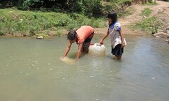 Thiếu nước, dân dùng nước bẩn nấu ăn, tắm giặt