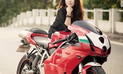 Thiếu nữ bên siêu mô tô “vang bóng một thời” Ducati 999