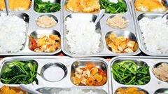 Sau buổi cơm trưa tại trường, 48 học sinh nhập viện cấp cứu