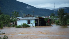  Lũ lớn bất ngờ tấn công, dân tháo chạy trong đêm