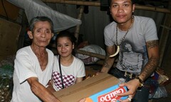 Cảm động cụ già 80 bán bánh mỳ được dân mạng giúp đỡ 