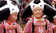 Kỳ lạ tộc người đội búi tóc khổng lồ của người chết trên đầu