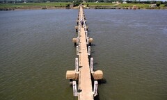 Xây trụ bê tông chặn xe qua cầu  "vĩnh biệt "