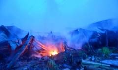 Cháy lớn trong đêm, 1.000m2 nhà xưởng bị thiêu rụi